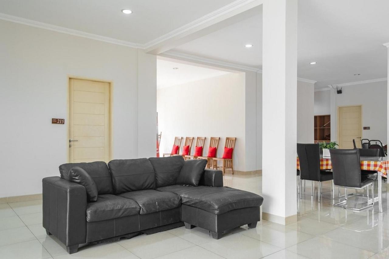 Отель Reddoorz Near Siloam Karawaci 3 Тангеранг Экстерьер фото
