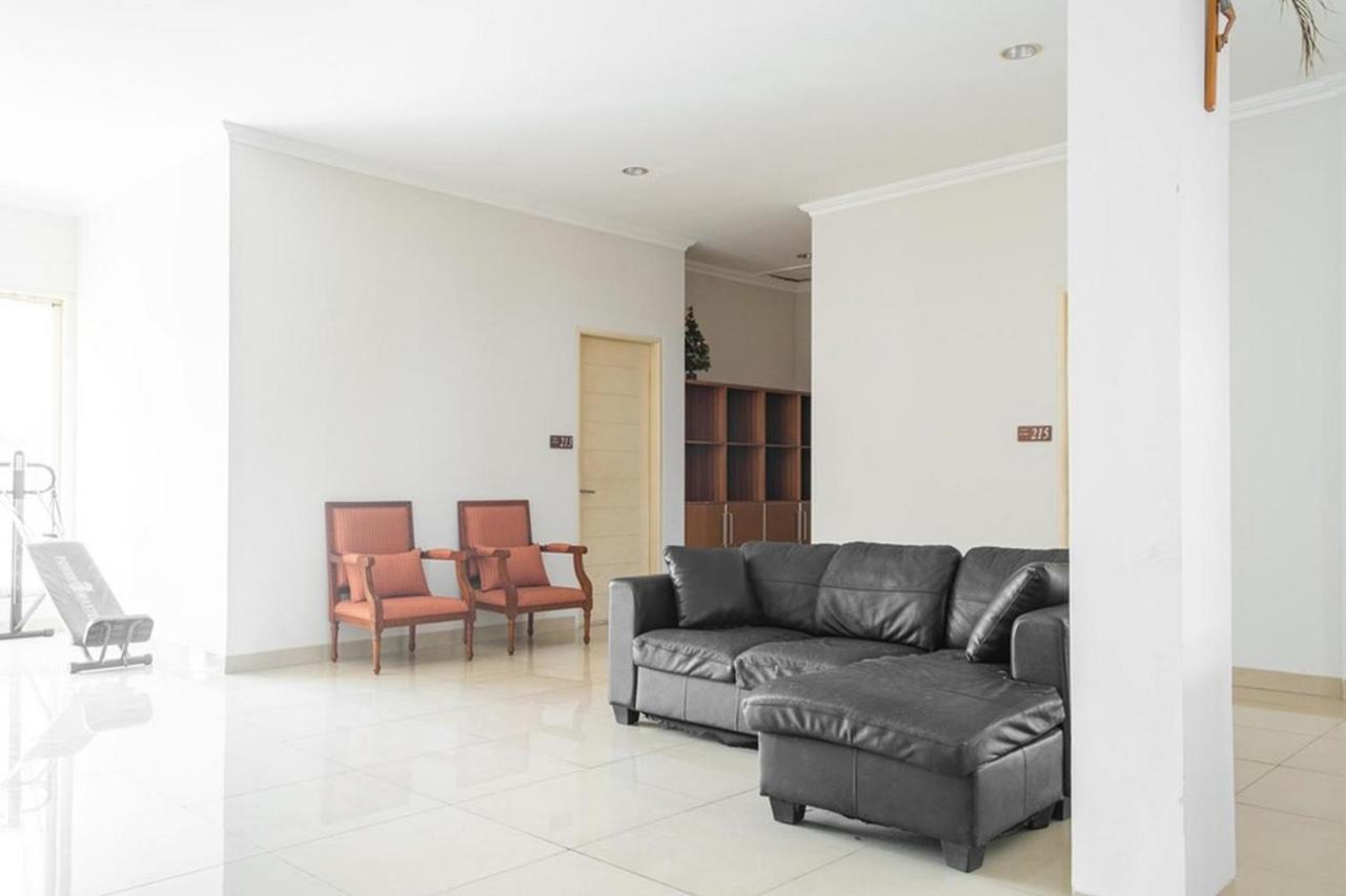 Отель Reddoorz Near Siloam Karawaci 3 Тангеранг Экстерьер фото