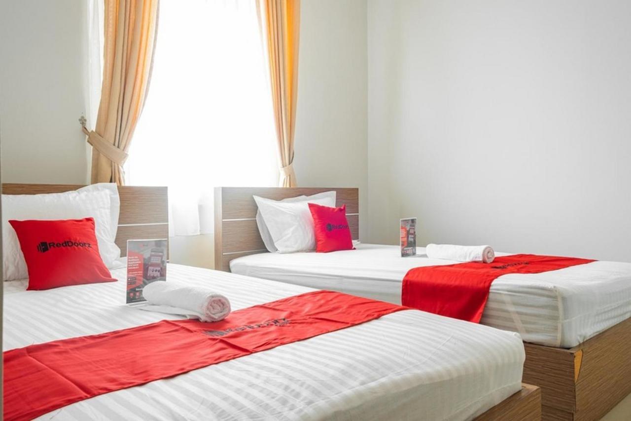 Отель Reddoorz Near Siloam Karawaci 3 Тангеранг Экстерьер фото