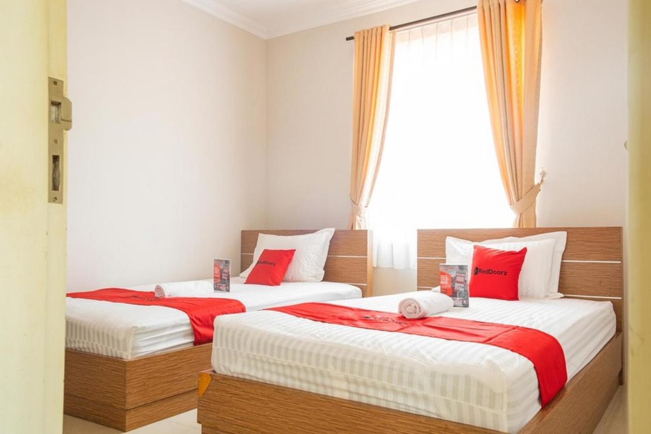 Отель Reddoorz Near Siloam Karawaci 3 Тангеранг Экстерьер фото