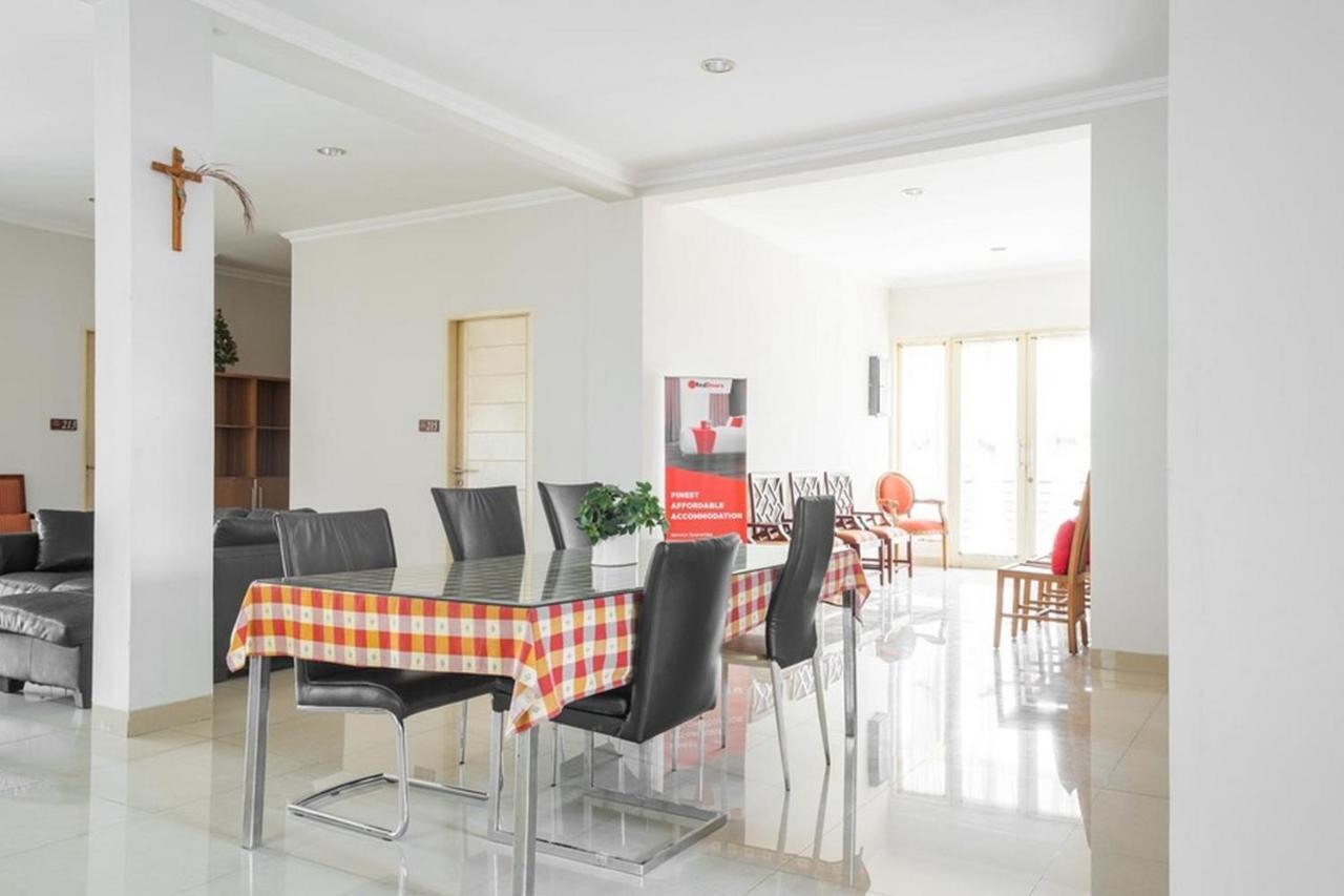 Отель Reddoorz Near Siloam Karawaci 3 Тангеранг Экстерьер фото