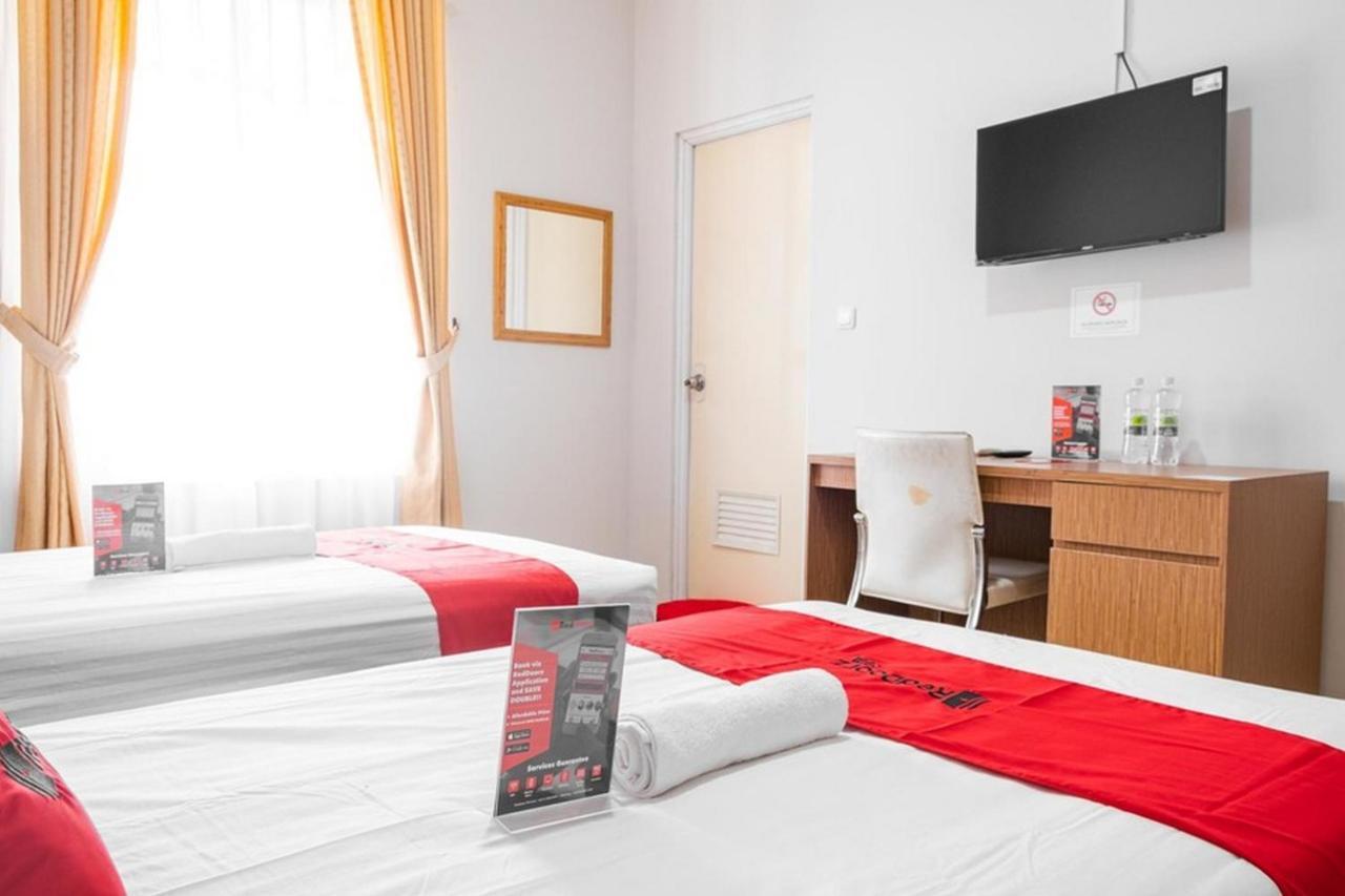 Отель Reddoorz Near Siloam Karawaci 3 Тангеранг Экстерьер фото