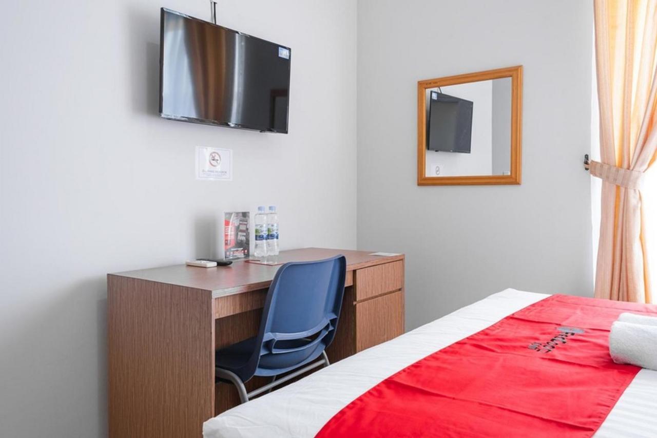Отель Reddoorz Near Siloam Karawaci 3 Тангеранг Экстерьер фото
